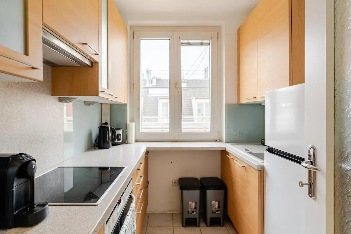 Close To City Centre And Next To Wien Hbf And Easy From Airport Apartment Vienna