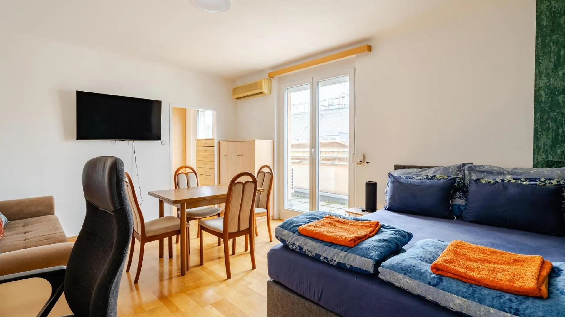Close To City Centre And Next To Wien Hbf And Easy From Airport contacts